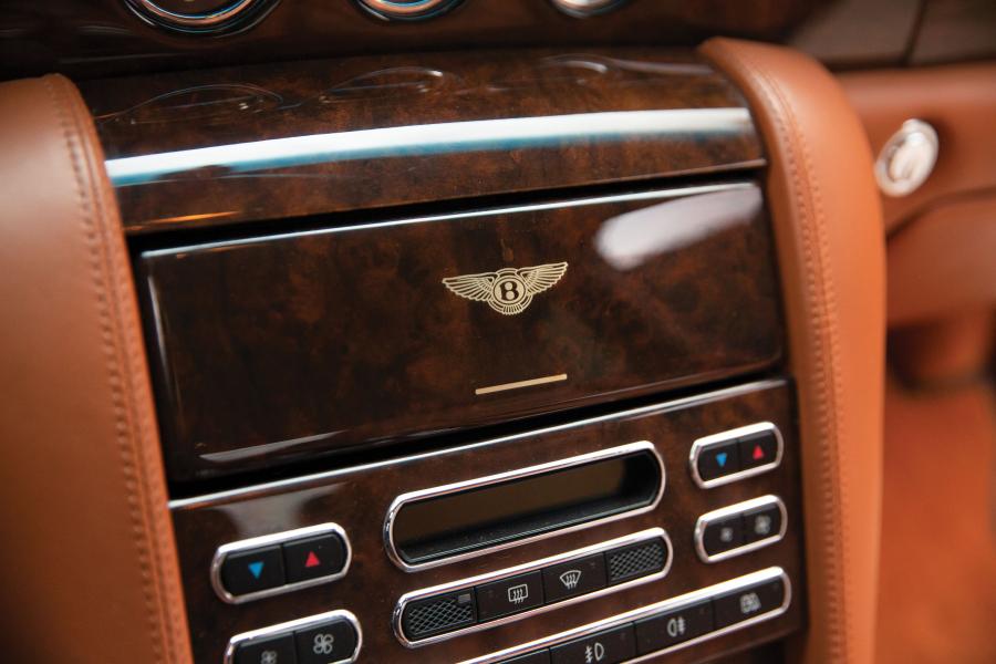 Детали интерьера Bentley Arnage T 2007 года  (фото 22 из 33)